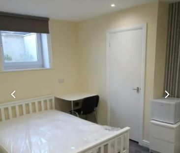 8 Bed - 24 Manor Terrace, Headingley, Leeds - LS6 1BU - Student - Photo 1