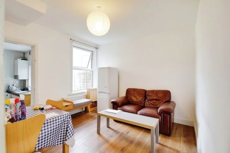 3 bed terraced house to rent in Mill Avenue, Uxbridge, UB8 - Photo 2