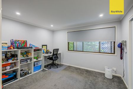 Grand Family Home recently renovated 5-bed, 4-bath, 2-kit, house 200 metres from John Paul College at Daisy Hill. - Photo 5