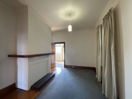 Working in the CBD? You'll love living here! - Photo 2