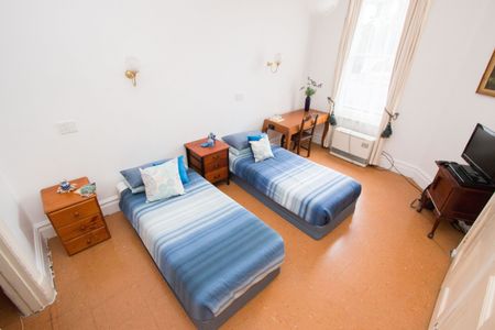 STUDIO APARTMENT OPPOSITE THE ST KILDA MARINA. - Photo 2