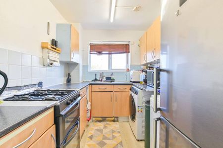 3 bedroom flat to rent - Photo 3