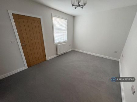 3 bedroom end of terrace house to rent - Photo 3