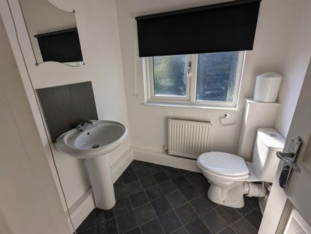 5 Bed Semi-Detached House, Beeston Road, NG7 - Photo 3