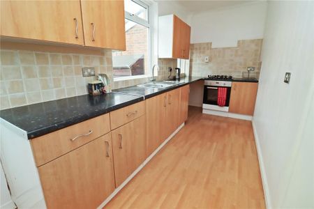 2 bedroom semi-detached house to rent - Photo 4