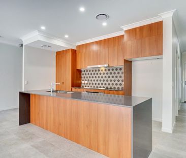 TIDY TOWNHOUSE WITH STYLISH FINISHES - Photo 5