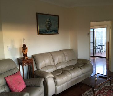 NEAT FURNISHED 2 BED UNIT @ $500 PER WEEK BOTTOM FLOOR ONLY. - Photo 1