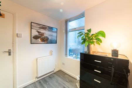 Room in a Shared House, Springbank Road, L4 - Photo 3