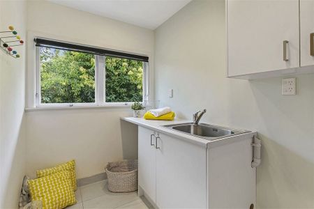 Spacious Sunny Renovated Home - Ready to move in - Photo 5