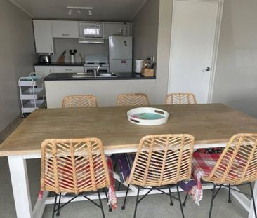Cosy retro-style 3-bedroom bach available for ... - Photo 3