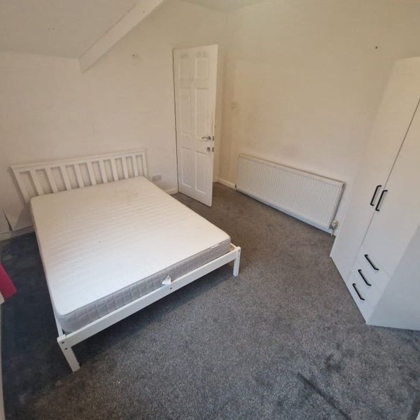 Room in a Shared House, Bracton Drive, NG3 - Photo 1