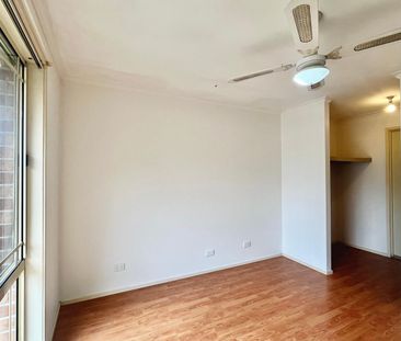 Large 4 Bedroom Family Home with Studio / 5th Bedroom - Photo 5