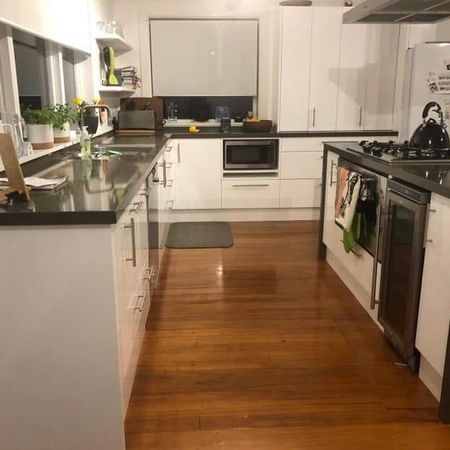 Home with additional self contained unit - Photo 3