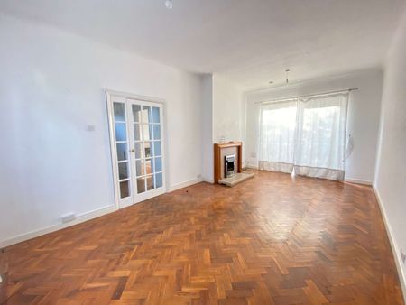 A well presented family home in a desirable location - Photo 3