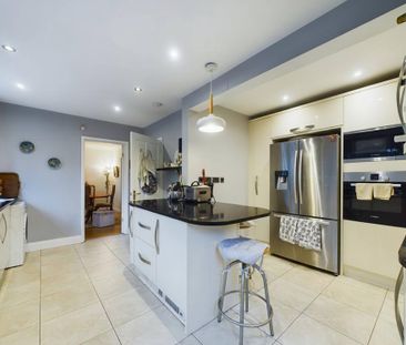 4 bedroom semi-detached house to rent - Photo 6