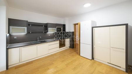 Slnečný, priestranný 5i byt 144m2, s krbom, terasou a 2x parkovaním – Fotografia 2