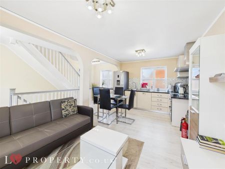5 bedroom terraced house to rent - Photo 2