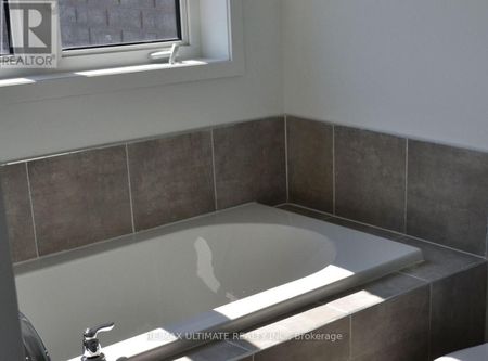 For Lease - 795 Heathrow Path Road, Oshawa, Ontario - Photo 4