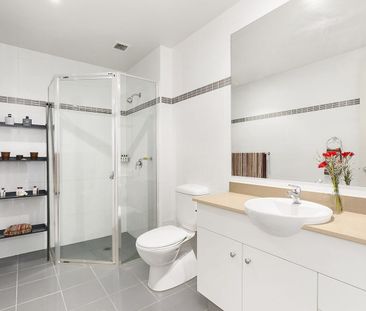 Refreshed Penthouse Style Apartment in Central Location - Photo 5