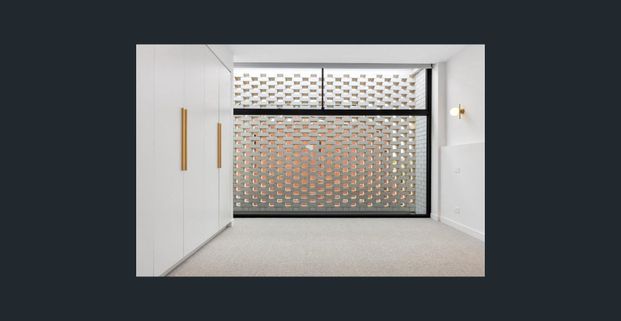 Stunning designer townhouse! - Photo 1