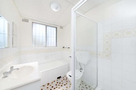 Airy Apartment With Lock Up Garage - Photo 4