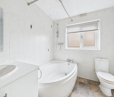 2 bedroom Flat To Let - Photo 2