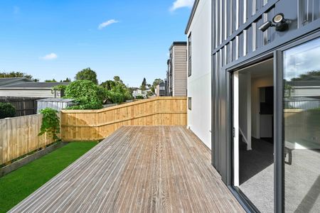 Enjoy easy living in the heart of Hamilton in this modern, two level, three bedroom home located within the Jacks Landing Community. - Photo 2