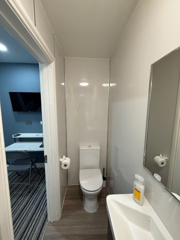 Bedsit, High Town Road, LU2 - Photo 4