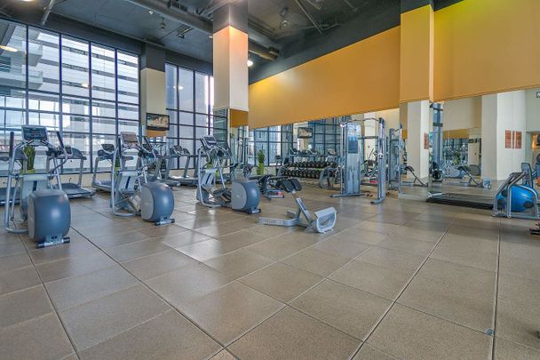 Le 400 Sherbrooke Ouest is located a few steps away from Montreal's Quartier des Spectacles. - Photo 1