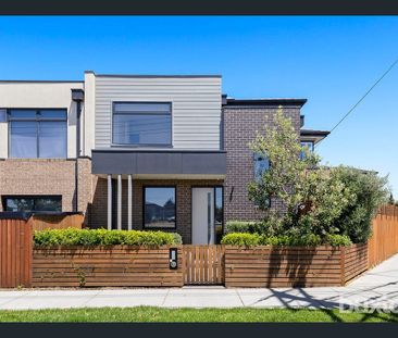 Prestige Beachside 4-Bedroom Townhouse with Contemporary Luxury - Photo 6