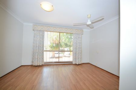 Large Family Home - Freshly Painted in Prime Halls Head Location! - Photo 5