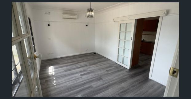 5 Split Systems with Solar Panels - Photo 1