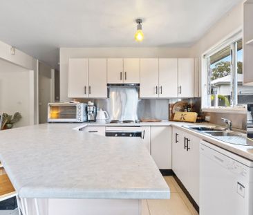 Comfortable 3 Bedroom Home in Convenient Location - Photo 2