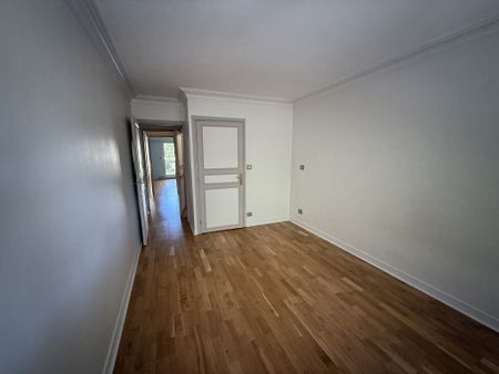 Location Appartement 3 pièces 79m² PARIS 16ème - Photo 4