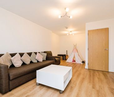 3 Bed Flat, Heron Place, E16 - Photo 2