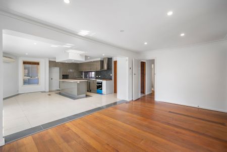 Family haven with spacious living & covered entertaining - Photo 5