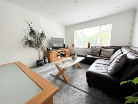Chertsey Road, Byfleet, Surrey, KT14 - Photo 2