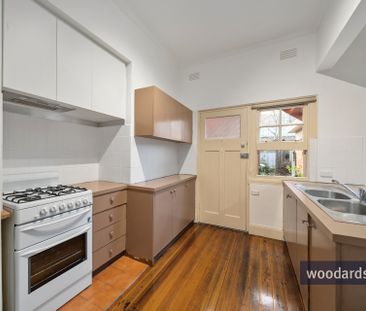 Charming Three-Bedroom Period Apartment with Classic Hawthorn Appeal - Photo 1