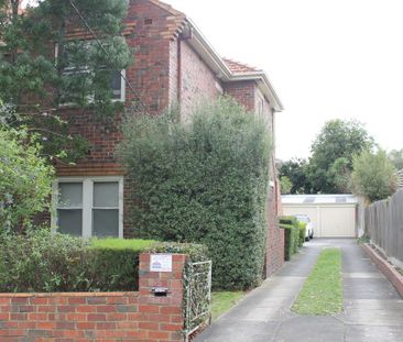 Art Deco Charm in a Boutique Block – Spacious 2 Bedroom Apartment - Photo 3
