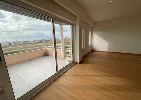 Apartamento T3 com estacionamento e vista de mar em Santo Amaro de Oeiras