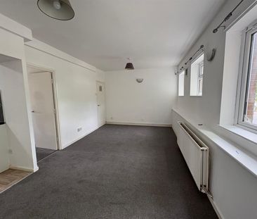 2 bed flat to rent in Trinity Avenue, Northampton, NN2 - Photo 2