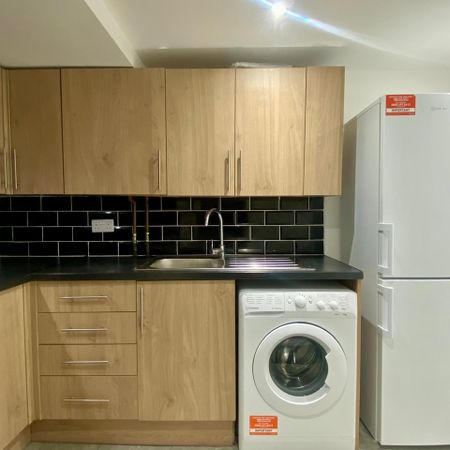 1 Bed Flat, Walpole Road, SW19 - Photo 3