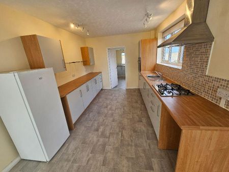 3 bedroom semi-detached house to rent - Photo 4