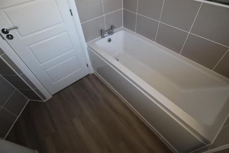 4 bedroom detached house to rent - Photo 2