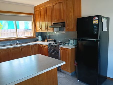 Neat 2 bedroom unit - Photo 5