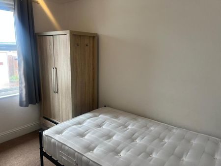 1 bedroom in a house share to rent - Photo 4