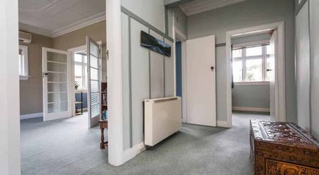 A beautiful brick house in a NEV’s most sought-aft - Photo 2