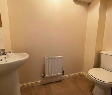 Terraced House to rent on - Photo 6