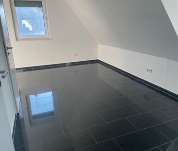 Schöne Dachgeschosswohnung mit Balkon und Parkplatz zu vermieten - Foto 1