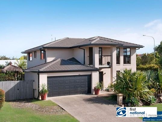 Luxury Family Home with Pool, Space & Prime Location - Photo 1